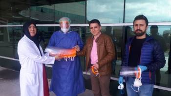 Sağlık Çalışanları İçin Koruyucu Sperlik Ve Maske Ürettiler
