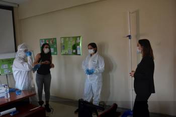 Sağlık Çalışanlarını Ziyaret Etti
