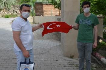 Sağlık Personeline Bayrak Hediyesi Ve Erzak Desteği
