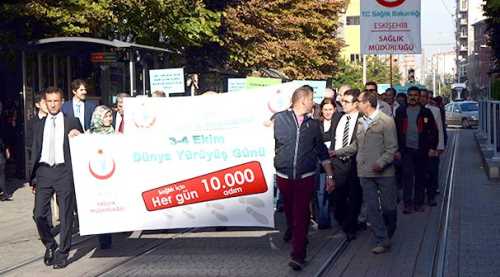 Sağlık personelleri sağlık için yürüdü