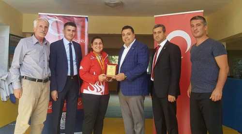 Sağlık-Sen’den Mesme Taşbağ’a plaket