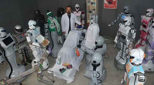 Sahneden düşen robota etli ekmekle hasta ziyareti!