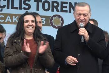 Sahneye Çıkıp Cumhurbaşkanı Erdoğan İle Şarkı Söyledi
