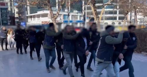 Sahte yatırım siteleriyle dolandırıcılık yapan şebeke çökertildi!