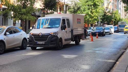 Şair Fuzuli Caddesi'nde çift sıra park trafiği felç ediyor