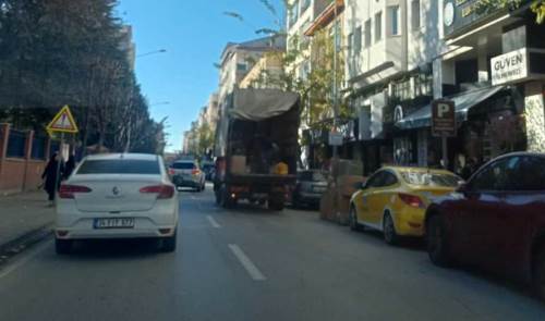 Şair Fuzuli Caddesi’nde çifte park trafiği kilitliyor