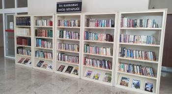 Şair İsa Kahraman’Dan Dpü’Ye Kitap Bağışı
