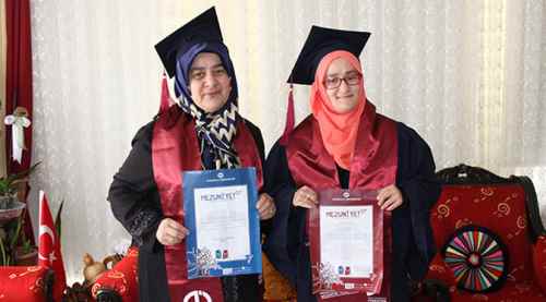 Şaka olsun diye girdi kızı ile mezun oldu