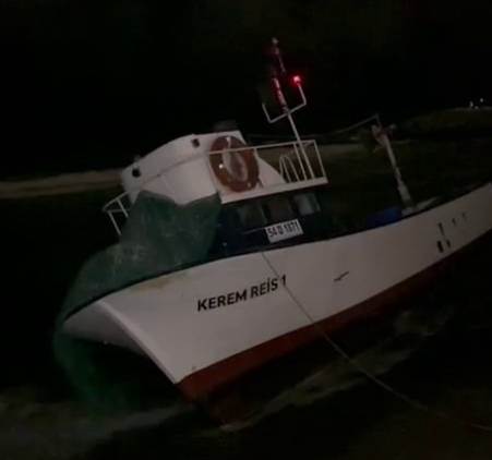 Sakarya'da 8 metrelik balıkçı teknesi karaya oturdu