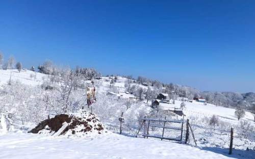 Sakarya'da bahar ayında kar görüntüleri...