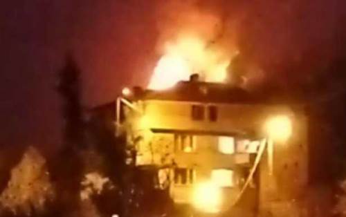 Sakarya'da çatı yangını mahalleyi sokağa döktü