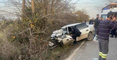 Sakarya'da feci kaza: Kamyonla çarpan otomobilde 2 ağır yaralı