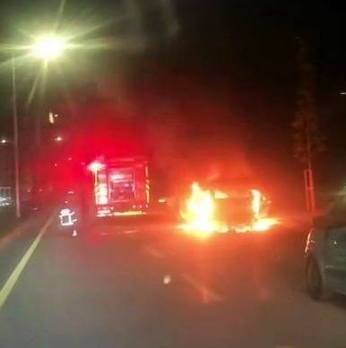 Sakarya’da hafif ticari araç alev alev yandı