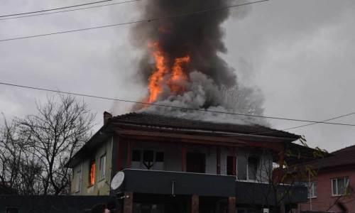 Sakarya'da iki katlı ev alevler içinde kaldı!