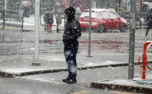 Sakarya'da kar yağışı başladı: Şehir beyaza büründü