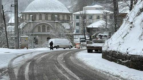 Sakarya’da kar yağışı etkisini artırdı: Hendek beyaza büründü