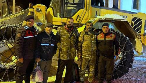 Sakarya'da karla mücadele: Mahsur kalan 3 kişiye kurtarma operasyonu