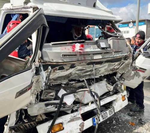 Sakarya'da korkunç kaza: Kamyonet tıra çarpıp bu hale geldi!