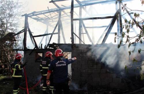 Sakarya’da samanlık alevlere teslim oldu