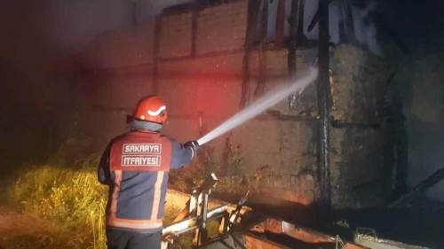 Sakarya’da samanlıkta başlayan yangın ahşap eve sıçradı
