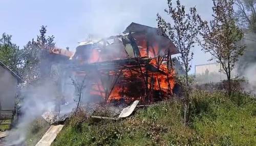 Sakarya’da yayla evi alevlere teslim oldu
