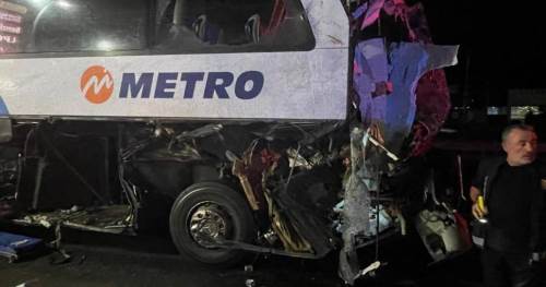 Sakarya’da yolcu otobüsü ile tır çarpıştı: 12 yaralı