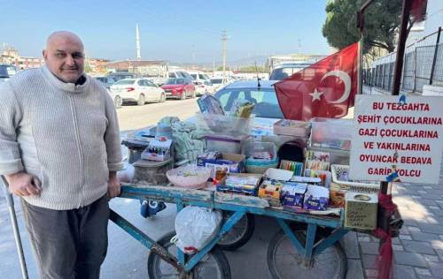 Sakarya'daki şehit cenazesi hayatını böyle etkiledi: Çocuklara bedava dağıtıyor!