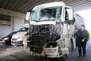 Sakarya'daki tır kazasında çekici hurdaya döndü