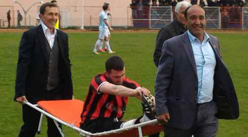 Sakatlanan oyuncuyu kulüp başkanları taşıdı