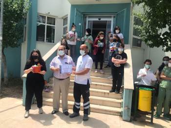 Saksılarda Özenle Büyüttükleri Çiçekleri Sağlık Çalışanlarına Verdiler
