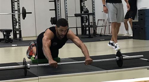 Salonda halter çalıştılar