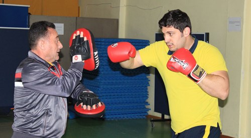 Şampiyon 'ringde' değil asansörde ter döküyor