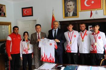Şampiyon Sporculardan Başkan Biçer’E Ziyaret
