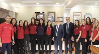 Şampiyon Takımdan İlçe Milli Eğitim Müdürü Demir’E Ziyaret
