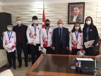 Şampiyonaya Damga Vurdular
