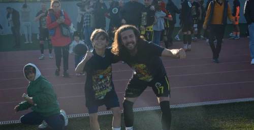 Şampiyonluğu kardeşi ile kutladı