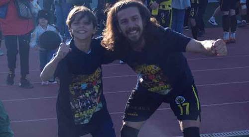 Şampiyonluğu kardeşi ile kutladı