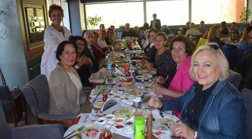 Sanat ve müzik eşliğinde kahvaltı