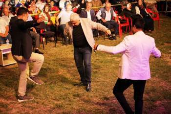 Sanatçı Ali Çakar, Belediye Başkanı Çalışkan’La Zeybek Oynadı
