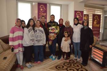 Sanatçı Demet Akalın, İhtiyaç Sahibi Aile İçin Kütahya’Nın Tavşanlı İlçesine Geldi
