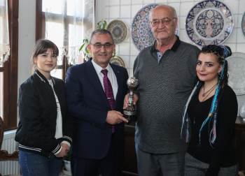 Sanatçı Üstünkaya’Ya Tebrik Ziyareti
