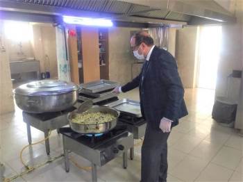 Sandıklı Belediyesi 6 Yıldır 300 Vatandaşa Günlük Üç Çeşit Sıcak Yemek Dağıtıyor
