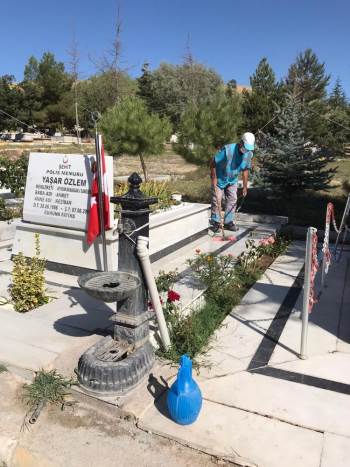 Sandıklı Belediyesi Şehitlikte Temizlik Çalışması Yaptı
