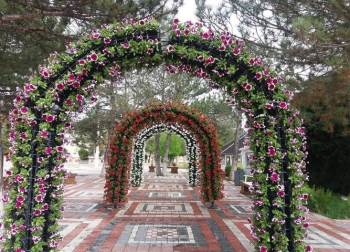 Sandıklı Çiçeklerle Donatıldı
