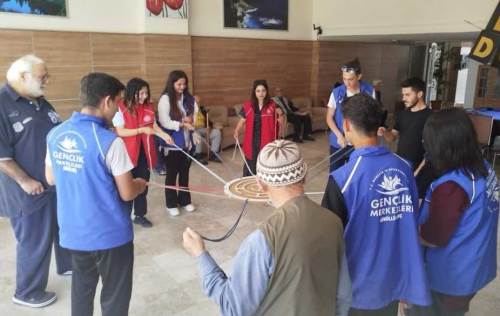 Sandıklı’da gençlerden huzurevi sakinlerine anlamlı doğum günü