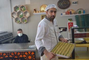 Sandıklı’Da İftar Sofralarının Vazgeçilmez Lezzeti ‘Soğuk Baklava’
