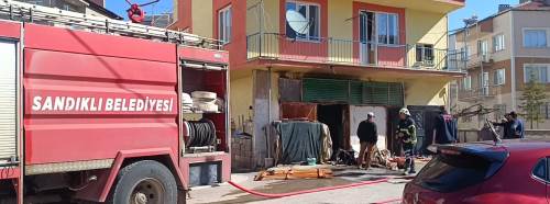 Sandıklı’da korkutan depo yangını büyümeden söndürüldü