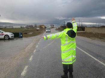 Sandıklı Jandarma Ekiplerinden Cep Telefonu Ve Emniyet Kemeri Denetimi
