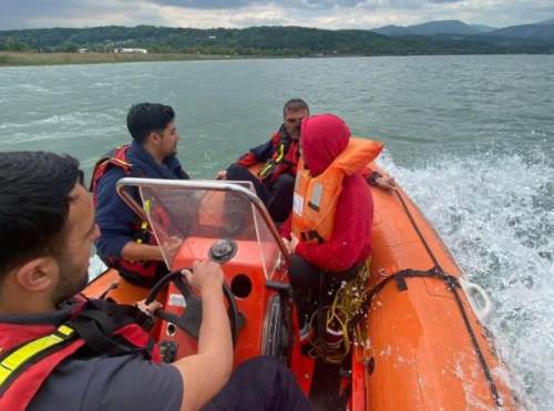 Sapanca Gölü'nde botta mahsur kalan iki kişi kurtarıldı