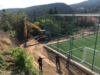 Şaphane’De Halı Saha Çevre Düzenleme Çalışmaları
